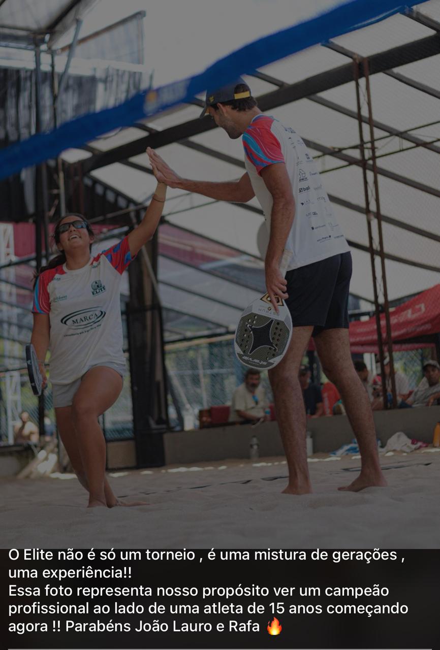 Atletas de beach tennis se cumprimentando na quadra