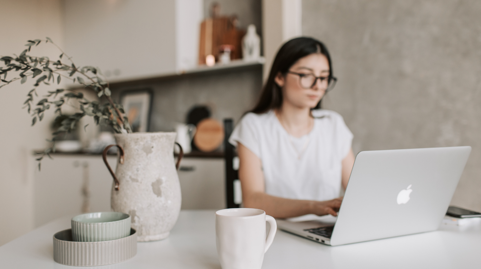 Colaboradora em home office, exemplo de equipes remotas que precisam de estratégias eficazes de reconhecimento.